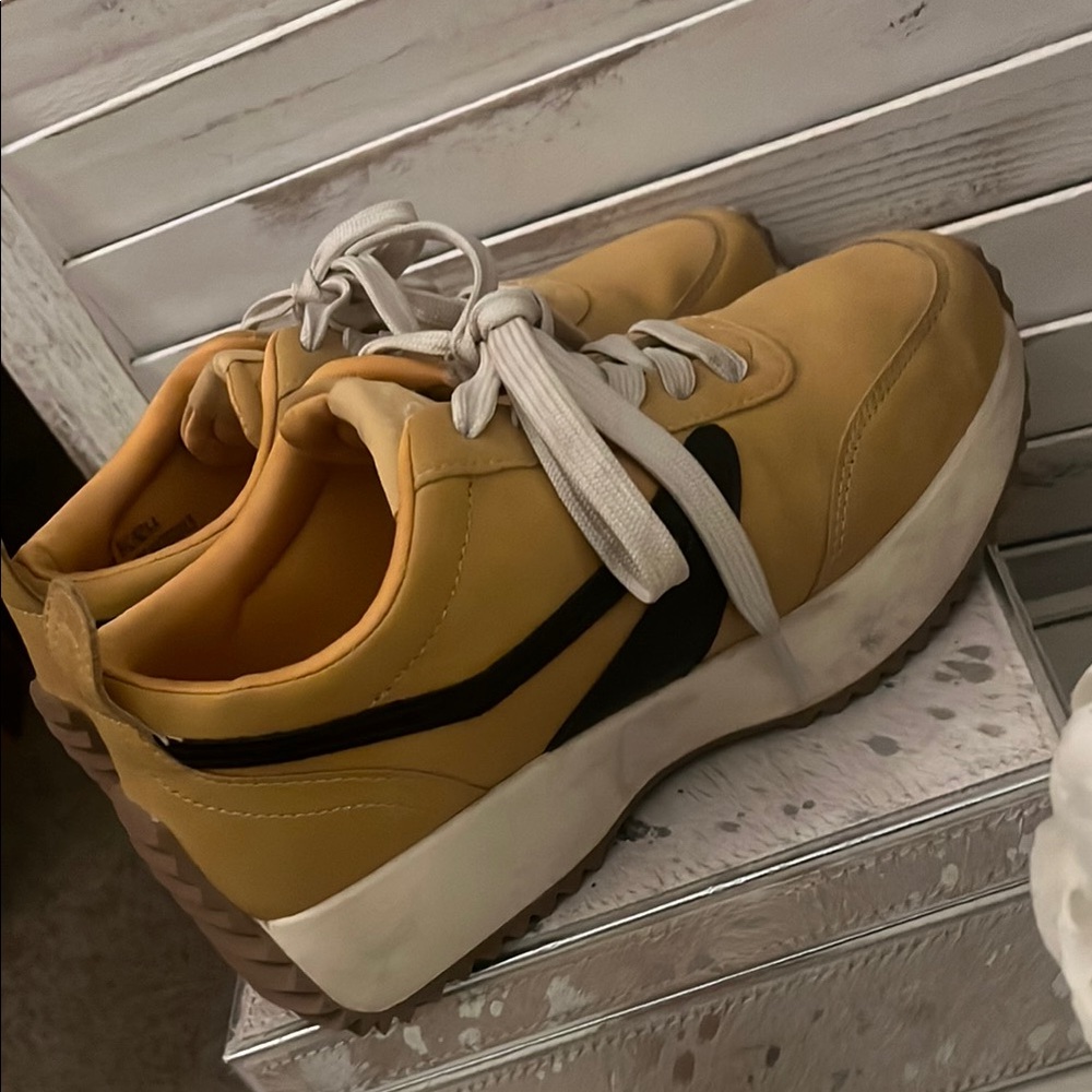 Stylish Yellow and Black Women's Athletic Shoes